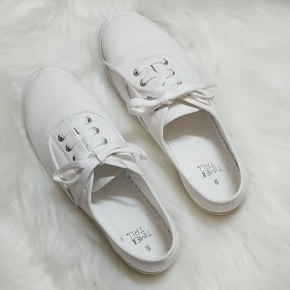 🔴 Time and Tru White Canvass Shoes